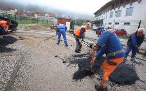 ASFALTIRANJE  PRED NK CERKNICA 07 FOTO LJUBO VUKELIČ